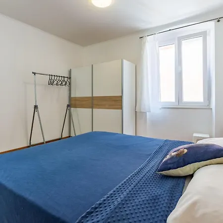 Luce Mala One Bedroom